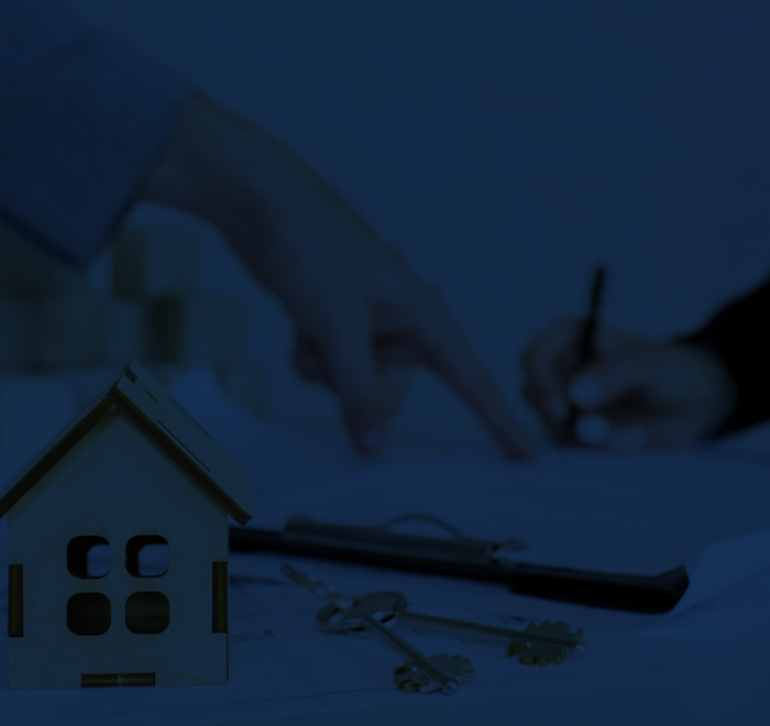 Pessoas assinando um contrato para a venda de uma casa